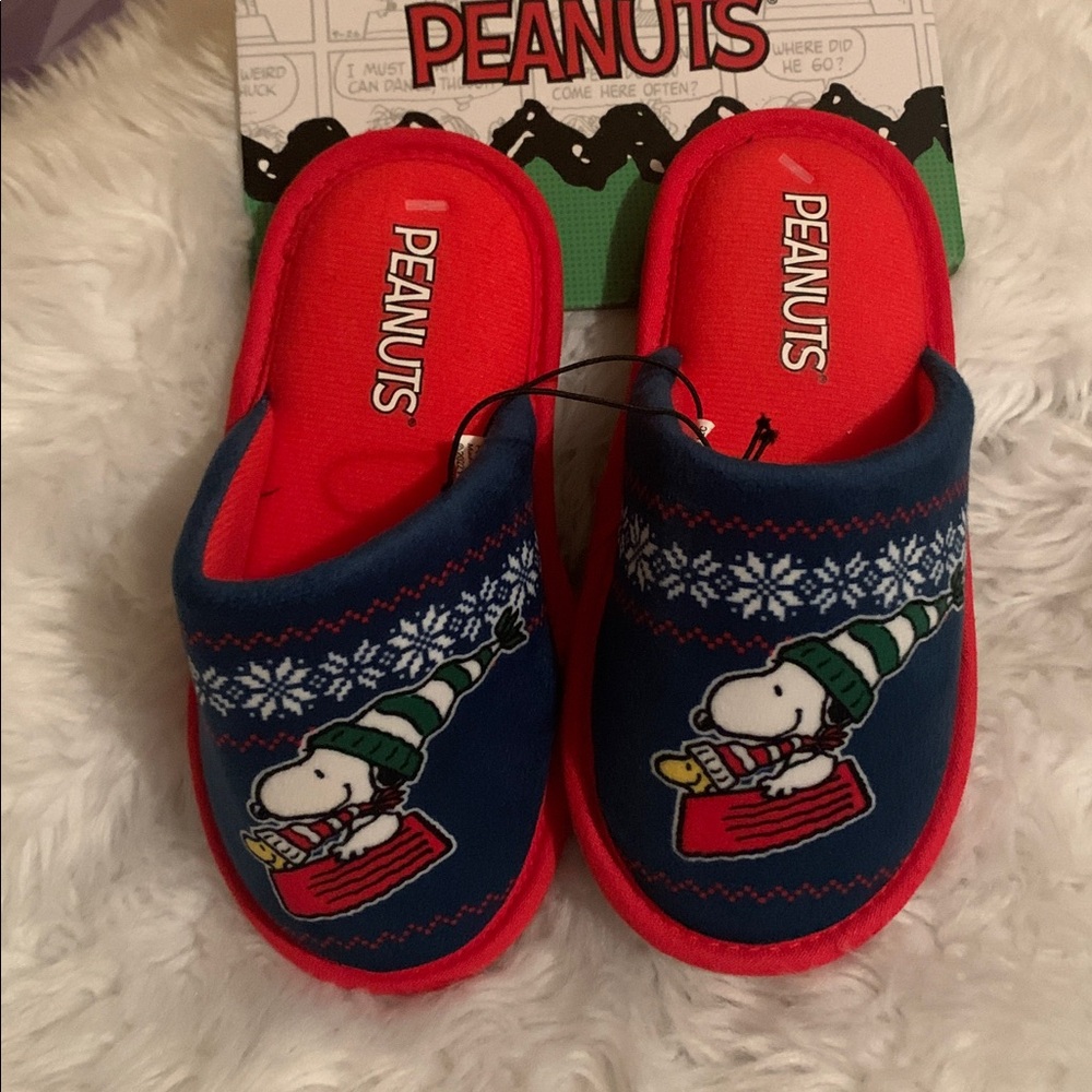 PEANUTS Snoopy youth slippers in size 9-10 NWT